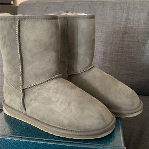 Emu stinger lo charcoal grey boots